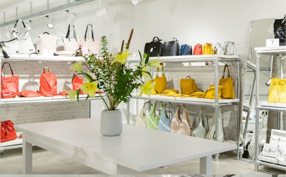 Aufgebaute Kollektionsware auf einem Präsentationstisch im Showroom