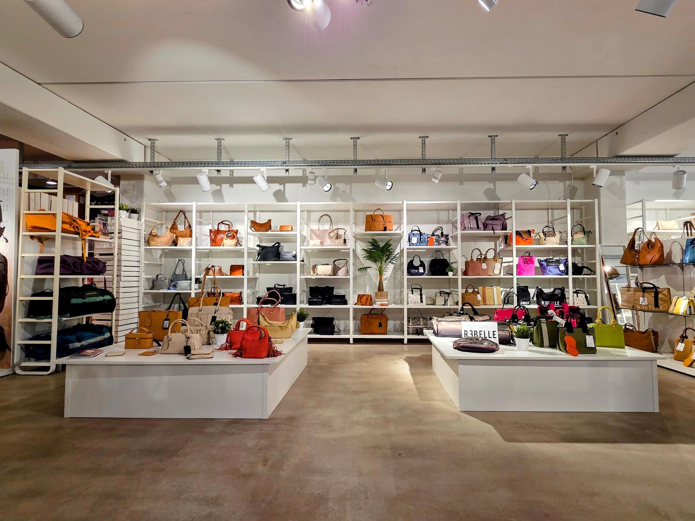 Rucksäcke aus dem Sortiment im Showroom präsentiert