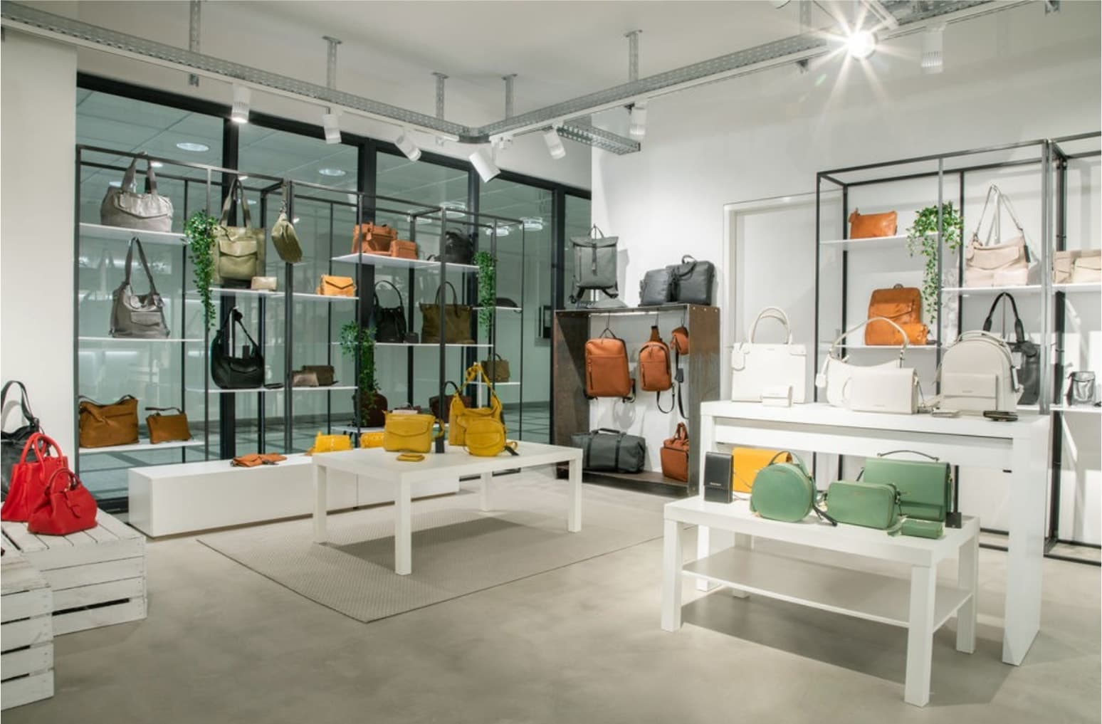 Weite Ansicht des Showrooms mit Kollektionsware auf Tischen und Regalen